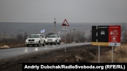 Патрульные машины ОБСЕ вблизи Золотого Луганской области