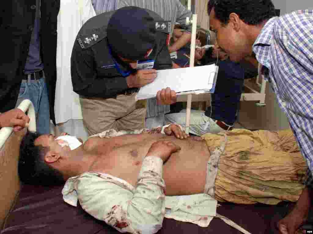 До 39 возросло число жертв двух взрывов в городе Лахор на востоке Пакистана. Около 100 человек ранены. Взрывные устройства привели в действие смертники, когда мимо проезжала военная колонна. Среди погибших и раненых - много военнослужащих.