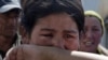 Этническая узбечка плачет на кыргызско-узбекской границе близ города Ош. 14 июня 2010 года. 