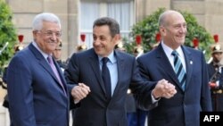 Sarkozy (center) welcomes Palestinian Authority President Mahmud Abbas (left) and Israeli Prime Minister Ehud Olmert (right)