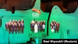 Проекция группового фото лидеров G20 на стенах дворца Салва в Ат-Турайфе. Саудовская Аравия. 