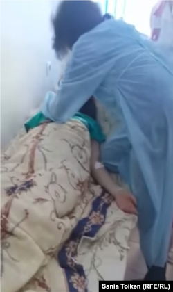 Скриншот опубликованной в Сети видеозаписи, где, как указывается в описании, снята падающая в обморок девочка из Жанаозена, получившая недавно прививку против кори.