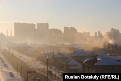 Мейкин таалаада жайгашып, шамалдуу экенине карабай, Казакстандын борбору Нур-Султанды көмүрдөн чыккан ыш басып турат.