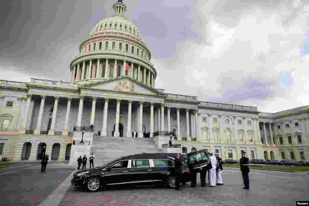 В столице США Вашингтоне прощались с сенатором Джоном Маккейном, который умер 25 августа в возрасте 81-го года от рака мозга