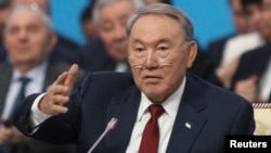 Президент Казахстана Нурсултан Назарбаев обращается к делегатам съезда правящей партии "Нур Отан"