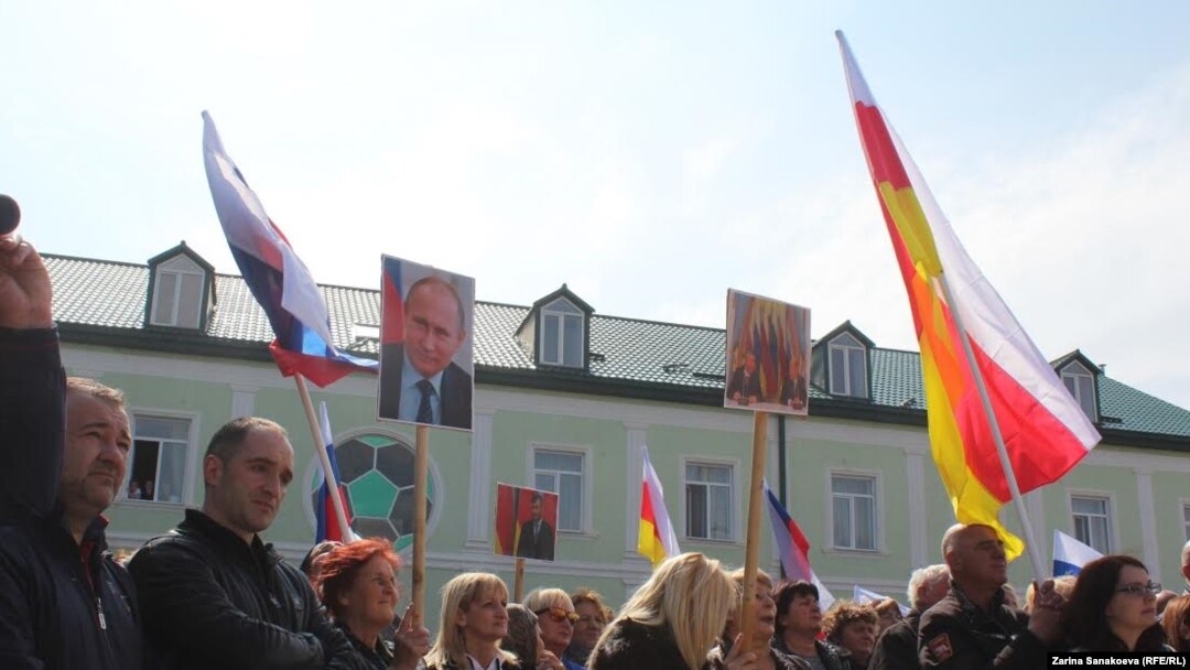 Большинство собравшихся на партийный съезд принимали участие в митингах в поддержку Эдуарда Кокойты весной этого года