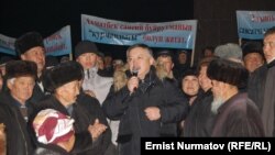 Kyrgyzstan -- Supporters of resigned Parliament Speaker Keldibekov hold meeting in Osh, 13Dec2011