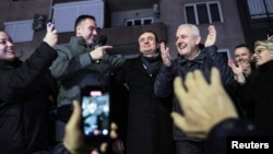 Lider Pokreta Samoopredeljenje Aljbin Kurti (u sredini), osmehuje se dok zvaničnici njegove partije aplaudiraju tokom proslave ubedljive pobede na prevremenim parlamentarnim izborima na Kosovu, Priština, 28. decembar 2025.
