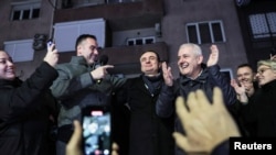 Lideri i Lëvizjes Vetëvendosje, Albin Kurti (në mes) buzëqesh teksa zyrtarë të partisë së tij duartrokasin gjatë festës së fitores bindëse në zgjedhjet e parakohshme parlamentare në Kosovë, Prishtinë, 28 dhjetor.