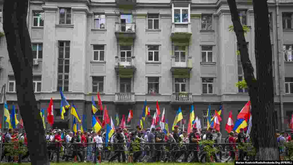 Після такої ходи усі учасники акцій рушили у супроводі поліції до метро