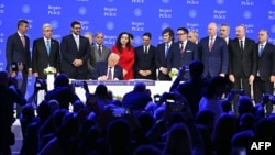 ABŞ prezidenti Donald Tramp Davosda keçirilən Dünya İqtisadi Forumu zamanı Sülh Şurasının təsis nizamnaməsini imzalayır.