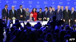 Prezident Donald Tramp Davosda keçirilən Dünya İqtisadi Forumunun illik toplantısı zamanı Sülh Şurasının təsis nizamnaməsini imzalayır.