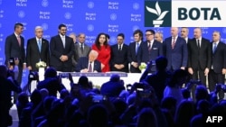 Presidenti amerikan, Donald Trump, duke nënshkruar dokumentin themelues të Bordit të Paqes, i rrethuar me udhëheqësit e vendeve që u bën pjesë e këtij mekanizmi. Davos, 22 janar 2026. 