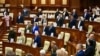 Parlamentarii comuniști și socialiști au afișat portretele „eroilor eliberatori” din „Regimentul nemuritor” la ședința plenară a Parlamentului din 8 mai.