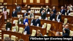 Parlamentarii comuniști și socialiști au afișat portretele „eroilor eliberatori” din „Regimentul nemuritor” la ședința plenară a Parlamentului din 8 mai.
