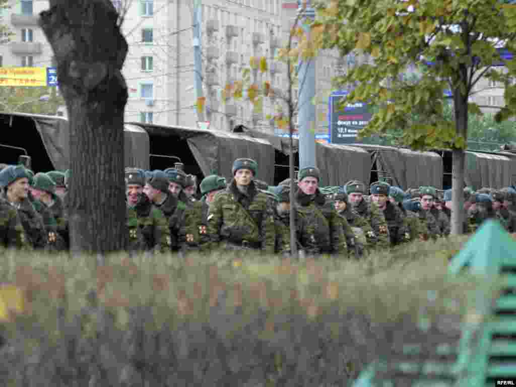 Шеренги милицейского оцепления провожали раходящихся участников марша от гостиницы "Украина" до самого Киевского вокзала.