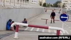 Köçelerde dilegçilik edýän çagalaryň sany tomus aýlarynda has-da köpelýär. Aşgabat, 2024 