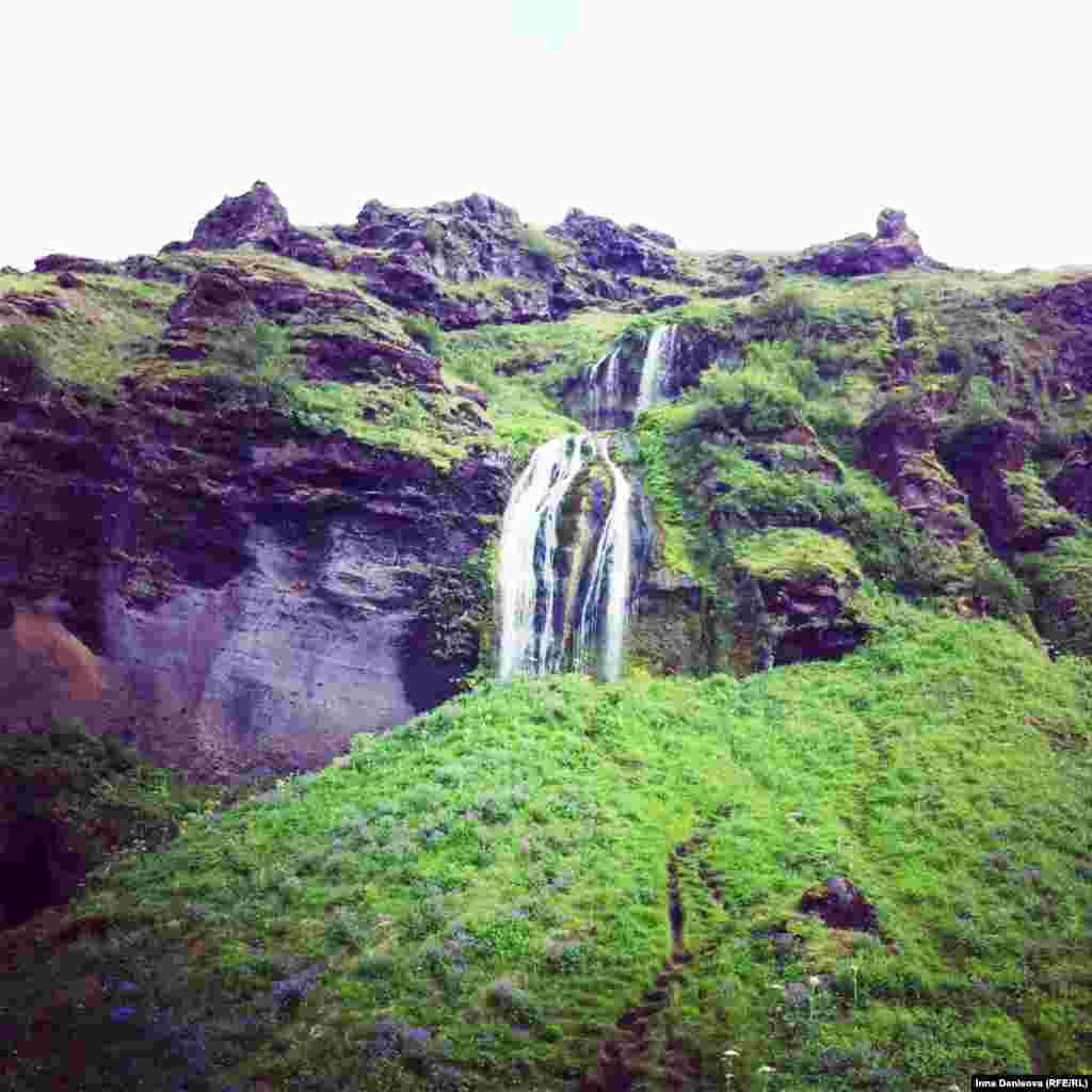 Вот например, водопад Скоугафосс на пути в Вик, самую южную точку Исландии - можно бродить здесь часами, не встретив ни одного человека...