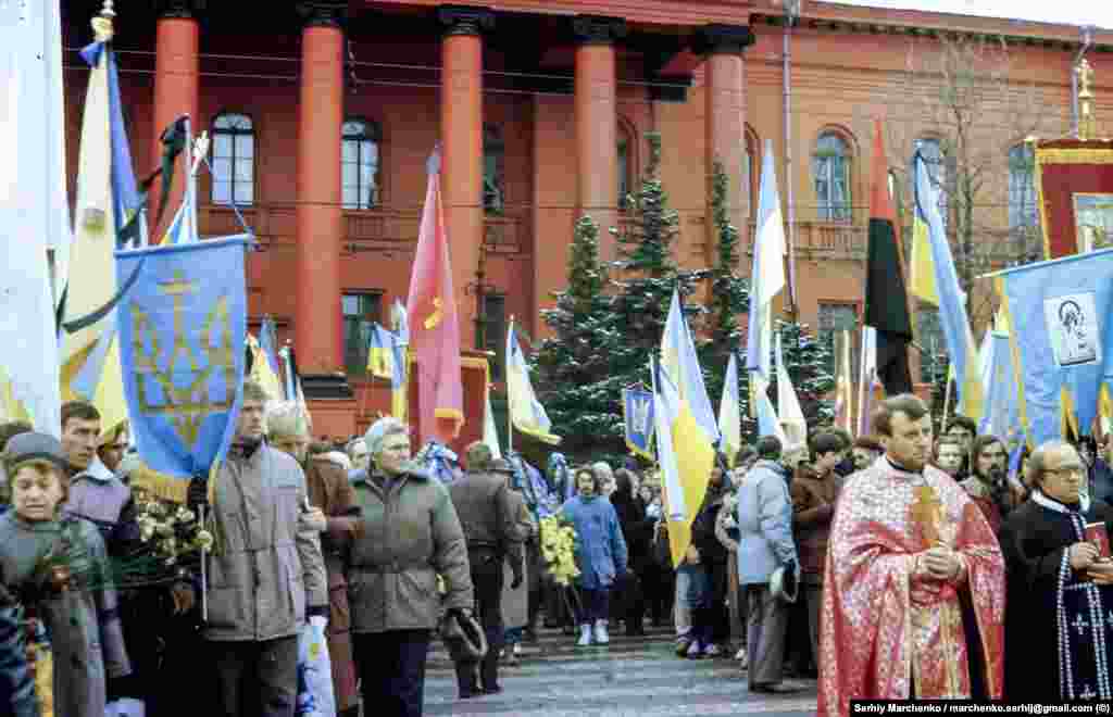 Біля червоного корпусу Київського національного університету імені Тараса Шевченка