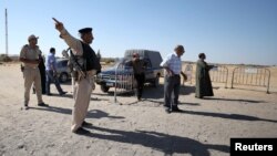 Pjesëtarë të policisë së Egjiptit afër vendit ku ka ndodhur sulmi i djeshëm kundër udhëtarëve të krishterë koptë