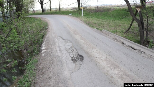 Дорога, которую построили сами жители села. Коктал, Талгарский район, Алматинская область, 18 апреля 2021 года.