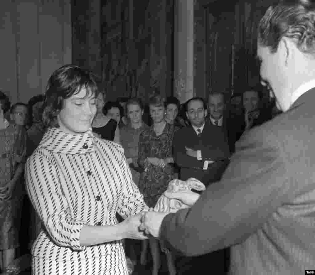 Samoilova at an &quot;Order of Victory&quot; awards ceremony at the French Embassy in Moscow in 1960.&nbsp;