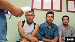 Борбор азиялыктар үчүн жумуш виза талап кылынбаган Орусияда да иштегенге уруксат алуу оңой эмес