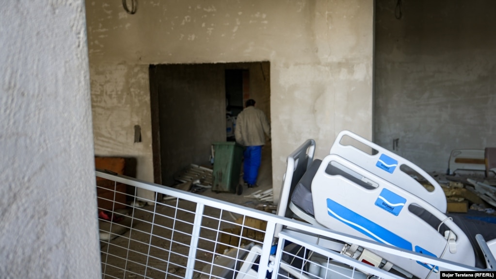 Autoritetet thanë se objekti ishte tjetërsuar dhe që ishte rritur numri i shtretërve nga 20 në 25. Ndërkohë, objekti i ri mbeti kështu, me korniza shtretërish dhe hapësira të cilat shihet se vizitohen nga individë të rëndomtë herë pas here.