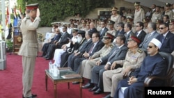 محمد مرسی، رییس جمهوری مصر (نفر سوم از راست) همراه با ژنرال حسن طنطاوی، رییس شورای نظامی (نفر سمت چپ وی)