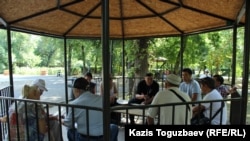 Встреча гражданских активистов в парке имени Ганди в Алматы перед началом акции в поддержку политических заключенных. 29 июля 2017 года.