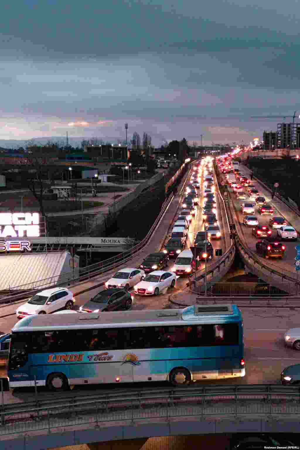 Kolonat në hyrje-daljet e Prishtinës tashmë janë bërë përditshmëri. 