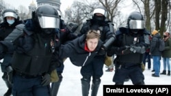 Задержание участника акции в поддержку Алексея Навального. Россия, Санкт-Петербург, 23 января 2021 года