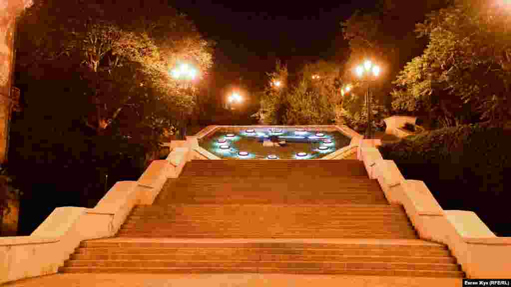 Часы на Синопском спуске &ndash; самой длинной лестнице Севастополя