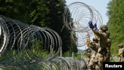 Литванија поставува бодликава жица низ границата со Белорусија 