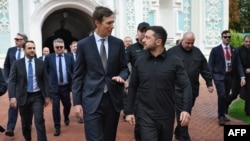 Президент України Володимир Зеленський (у центрі праворуч) та посол США Джаред Кушнер (у центрі ліворуч) у Києві, 6 вересня 2026 року