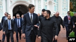 Ukrajinski predsjednik Volodimir Zelenski i američki izaslanik Jared Kushner posjetili su Katedralu Svete Sofije u Kijevu 6. septembra.