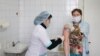 Медику делают прививку от коронавируса, Луганск, 1 февраля 2021 года