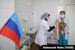 Пациентка получает прививку от коронавируса в "ЛНР"