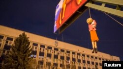 Efigia Iuliei Timoșenko spînzurată, înălțată de agitatorii pro-ruși în fața sediului Serviciului de Securitate ucrainean de la Lugansk