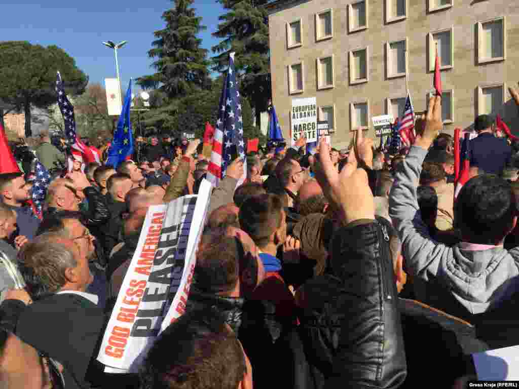 Protestuesit mbanin edhe pankarta pro-amerikane &quot;Zoti e bekoftë Amerikën&quot;.&nbsp; &nbsp;