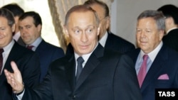 Владимир Путин и владелец New England Patriots Роберт Крафт (справа) в Санкт-Петербурге 25 июня 2005 года