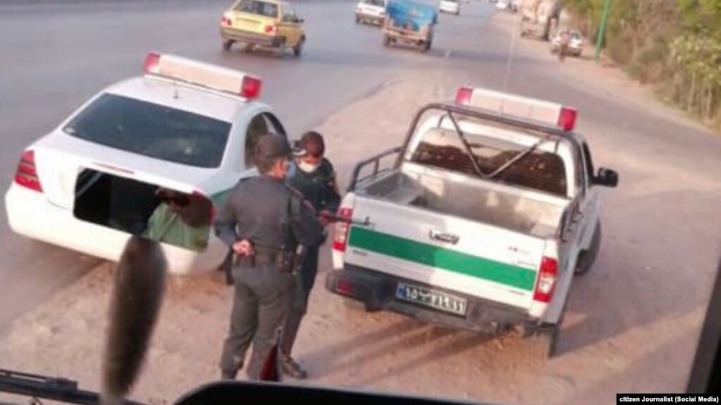 تصویر امروز از توقیف اتوبوس حامل خانواده کشته‌شدگان اعتراضات خیابانی ایران توسط نیروی انتظامی
