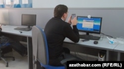 Aşgabadyň Internet kafeleriniň birindäki internet ulanyjysy.