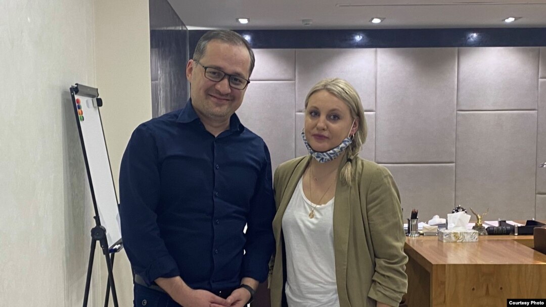Мустақил журналист Агнешка Пикулицка Миллий масс-медиани қўллаб-қувватлаш ва ривожлантириш жамоат фонди Васийлик кенгаши раиси Комил Алламжонов билан, 2021, Тошкент
