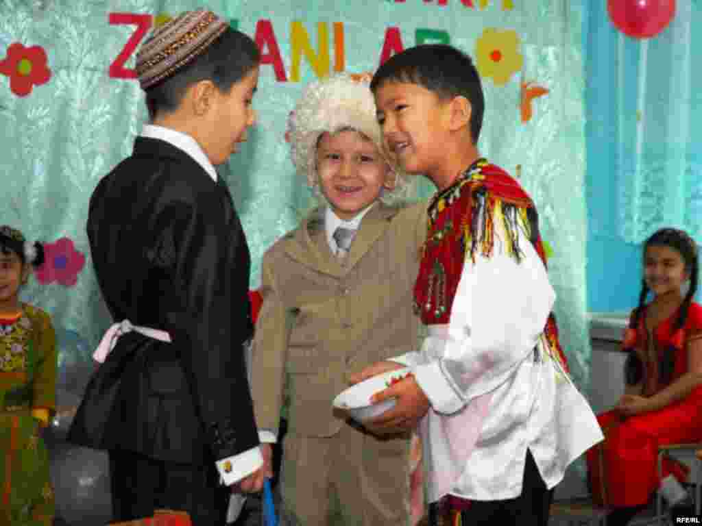 "Oglanjyklar aşhanada” atly sahnajyk