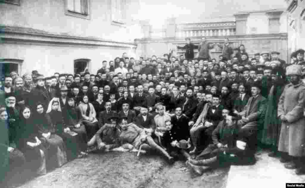 1917 елның ноябре. Беренче Кырымтатар корылтае делегатлары Бакчасарайда.&nbsp; &nbsp;