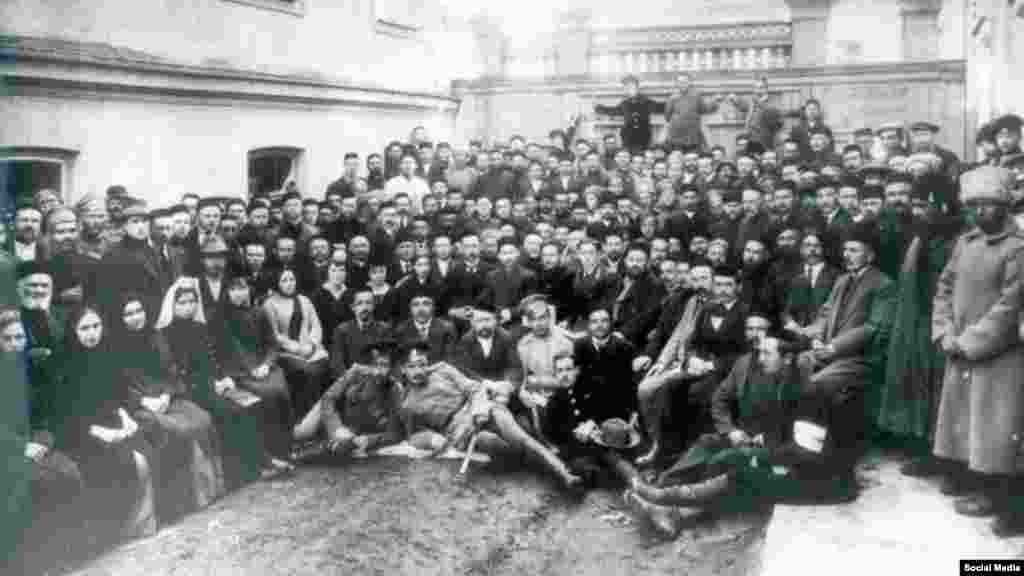 1917 cenesi noyabr ayı. Bağçasarayda birinci Qırımtatar Qurultayınıñ delegatları