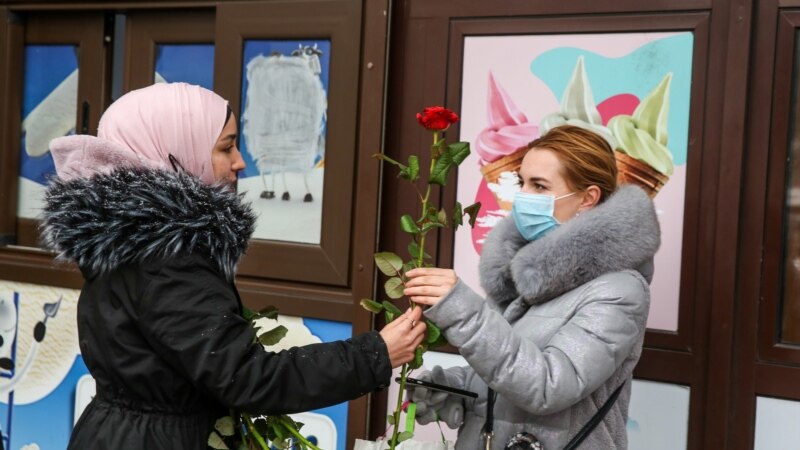 Всемирный день хиджаба: в Киеве мусульманки дарили девушкам цветы