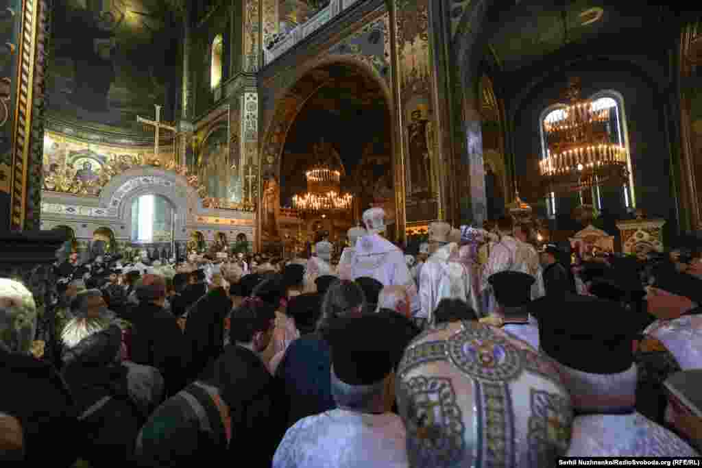 Труну з тілом ієрарха розмістили в крипті Володимирського кафедрального собору