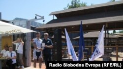 Predsjednik Sportskog saveza Mostara, Hasan Šišić je gostima iz Srbije uručio posebnu zahvalnicu, foto: Mirsad Behram